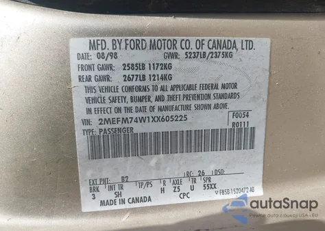 1999 Mercury Grand Marquis Gs z USA, uszkodzony, nr VIN 2MEFM74W1XX605225